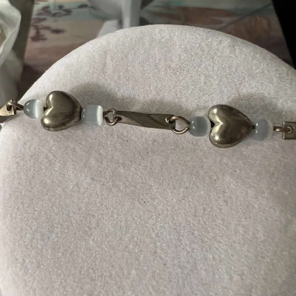 Silver and white beaded heart bracelet - Picture 2 of 5
